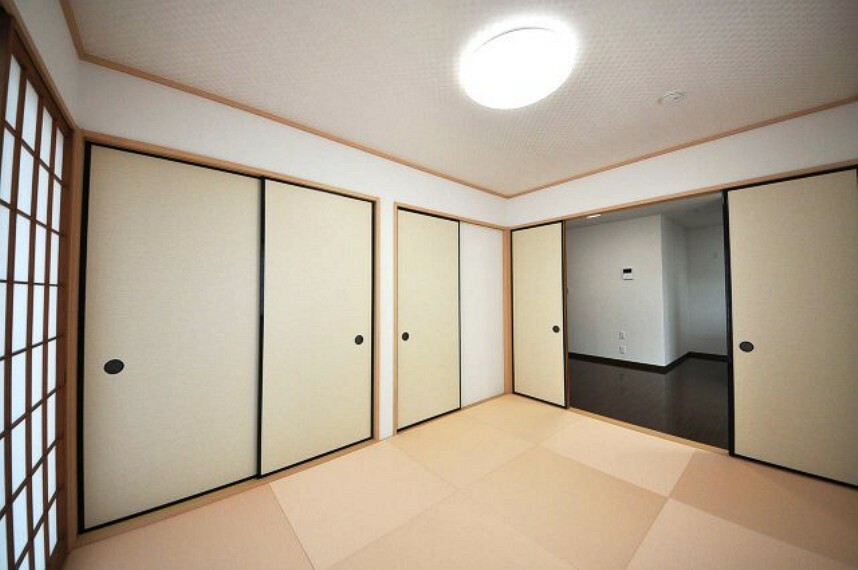 和室 廊下にも出られる2WAY和室です。寝室や客間に、襖を開けてリビングの一部としてもご利用可能です。