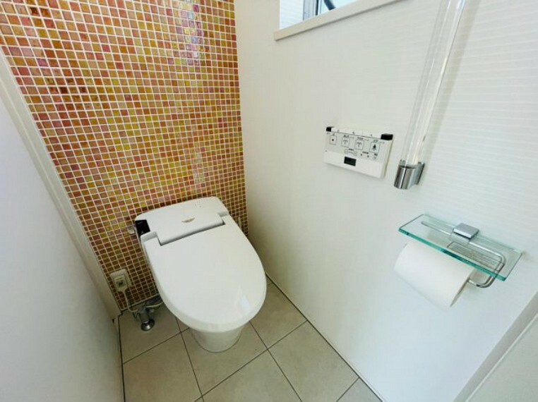 トイレ 清潔感のあるトイレ温水洗浄便座付きです。