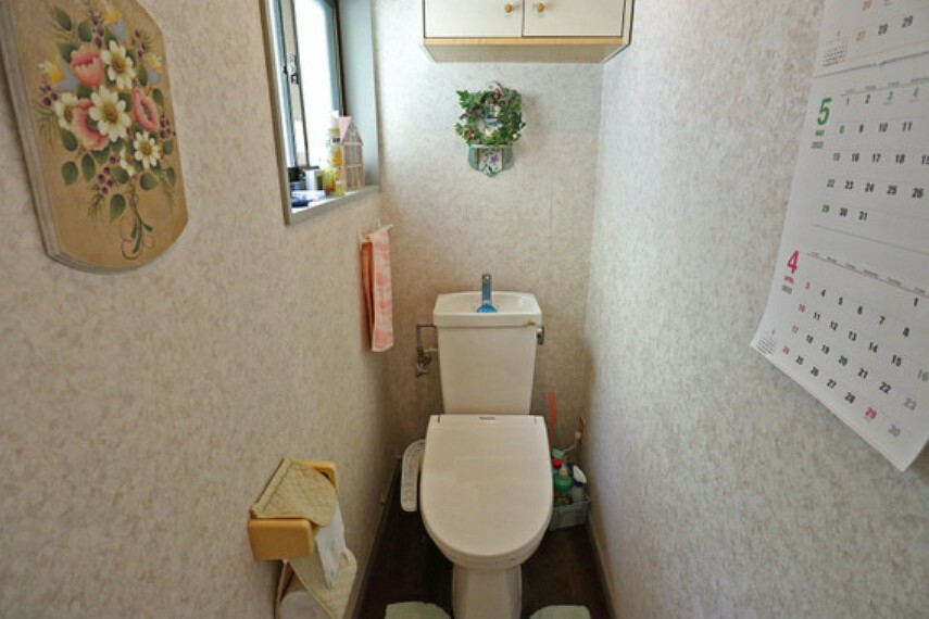トイレ トイレ。換気窓があるので匂いがこもりにくいです。収納も付いているので、備品を置いておくのに便利です。