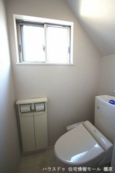 トイレ 2か所のトイレは朝の混雑緩和に活躍します。温水洗浄便座を完備しました