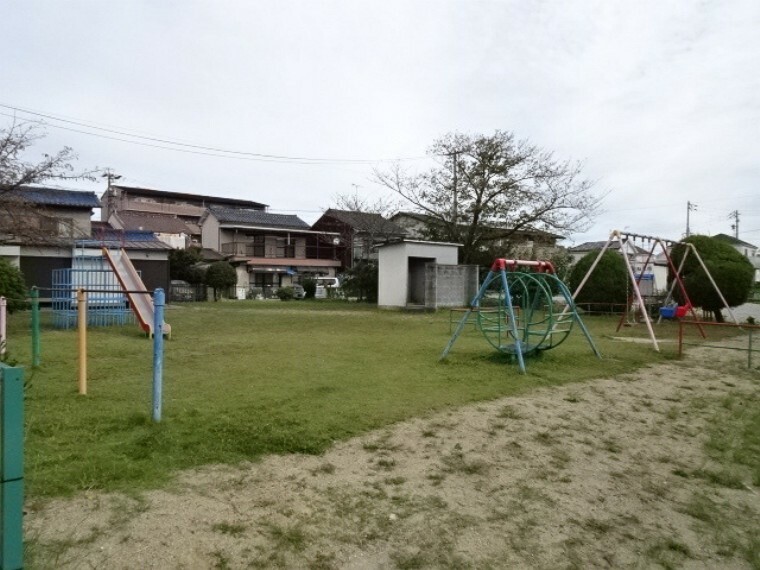 公園 「秋竹児童遊園」自転車置き場も併設されている公園。近隣のお子様やご家族の憩いの場となっています。