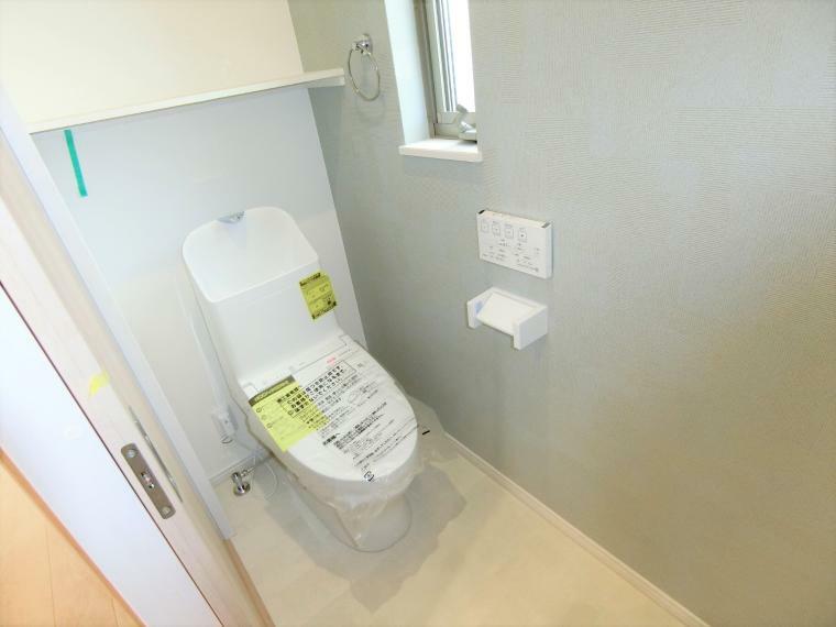 トイレ 2号地 節水型・高機能・温水洗浄便座で毎日快適にお過ごしいただけます！ お手洗いは1階と2階にございます！