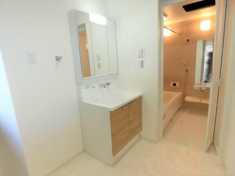 洗面化粧台 2号地 清潔感あふれるシャワー付き洗面化粧台です！ 鏡の裏にはスペースがあり、収納も豊富にあります！