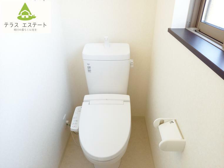 トイレ 1F2Fにトイレ完備！棚がついているのでストック品やお掃除道具を置け便利です。