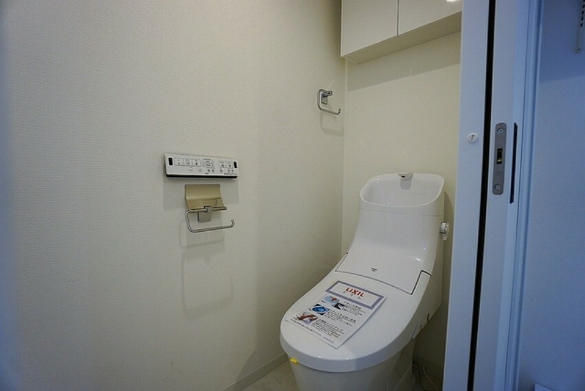 トイレ 温水洗浄便座付きトイレです。