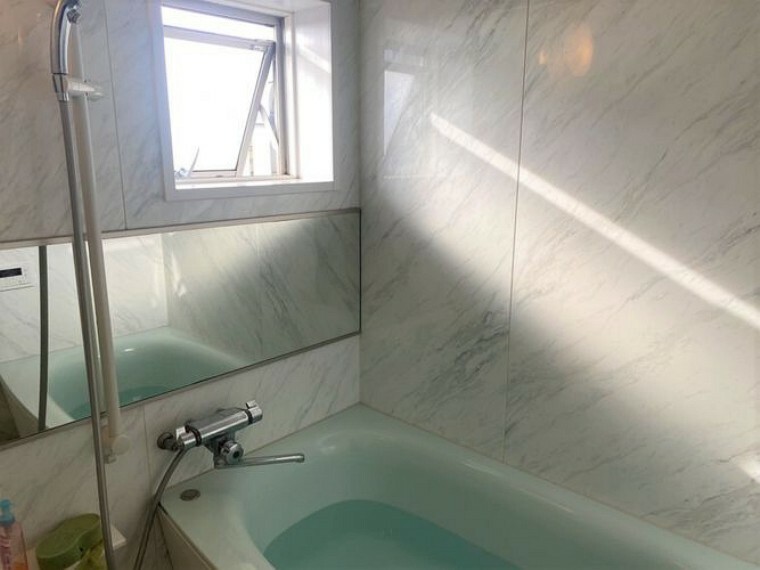 浴室 【浴室】浴室には窓付き。湿気を逃がしやすいため、浴室を清潔に保ちやすく、お掃除もしやすいですね。