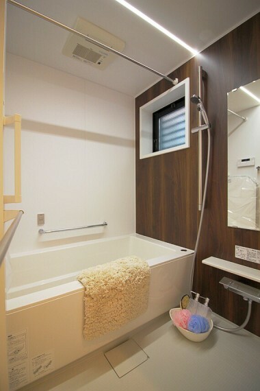 同仕様写真（内観） 入浴後に浴室乾燥機を使えば換気と乾燥が出来るのでカビの抑制もできます