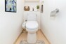 トイレ 【トイレ】 ホワイトクロスにより、清潔感漂うトイレスペース。 背後に棚がございますので、ちょっとしたインテリアを楽しむ事ができ、空間を自由にデザインする事が可能です。 ※家具は価格に含まれません
