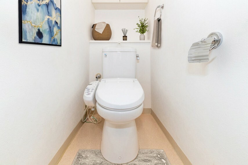 トイレ 【トイレ】 ホワイトクロスにより、清潔感漂うトイレスペース。 背後に棚がございますので、ちょっとしたインテリアを楽しむ事ができ、空間を自由にデザインする事が可能です。 ※家具は価格に含まれません