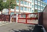 中学校 1969年（昭和44年）川名中学校より分離・開校しました。北方向に地下鉄鶴舞線「川名」駅が、南東方向に地下鉄鶴舞線「いりなか」駅が位置します。