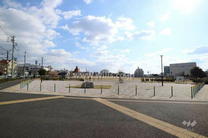 公園 『川名公園』は地下鉄鶴舞線「川名」駅の2番出口の北東側に広がる公園です。1996年（平成8年）から整備が始まり、2018年（平成30年）に完成。
