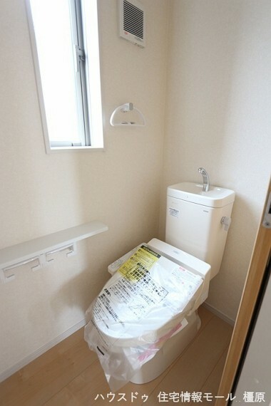 トイレ 2か所のトイレは朝の混雑緩和に活躍します。 1・2階共に温水洗浄便座を完備しております。 （同仕様）