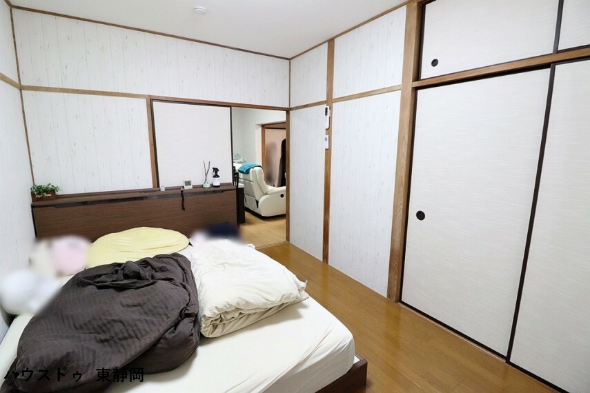 寝室 6帖洋室。収納が付いているのですっきりと空間を使えます。