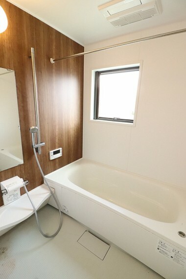 浴室 浴室はPanasonic製のオフローラを採用。 アクアマーブル人造大理石浴槽、W水流シャワー、浴室乾燥機等の機能付きです。