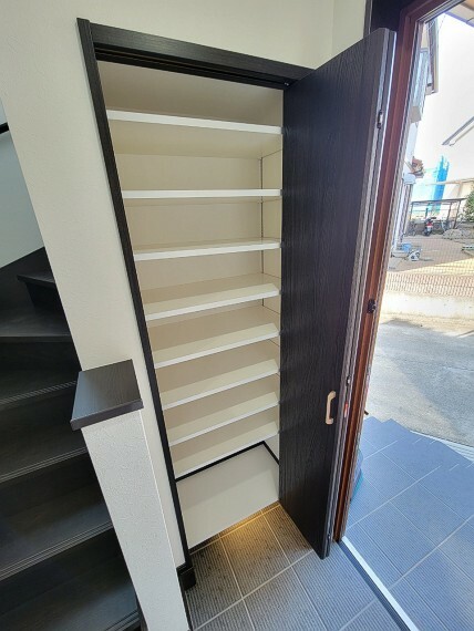 玄関 玄関収納は可動棚タイプ。靴の大きさや高さに合わせて収納可能！