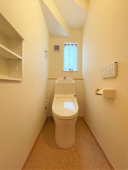 トイレ 節水効果もあり、お手入れもしやすいタンク一体型のトイレを採用！