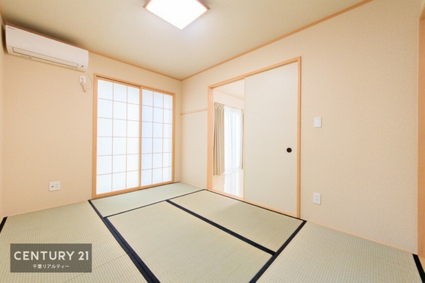 和室 タタミの香りが安らぎを与える、リラックス空間。窓も大きく開放感のある和室となっております。日本人の心感じる「和」の空間。井草の香り漂う空間は癒しのひと時を演出してくれます。