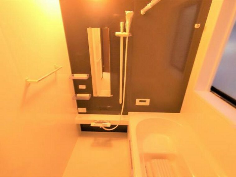 【リフォーム済】浴室はハウステック製のユニットバスに交換しました。足を伸ばせる1坪サイズの広々とした浴槽で、1日の疲れをゆっくり癒すことができますよ。