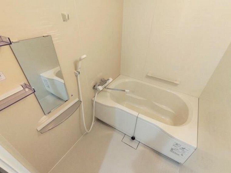 浴室 【リフォーム済】浴室はハウステック製の新品のユニットバスに交換。浴槽には滑り止めの凹凸があり、床は濡れた状態でも滑りにくい加工がされている安心設計です。