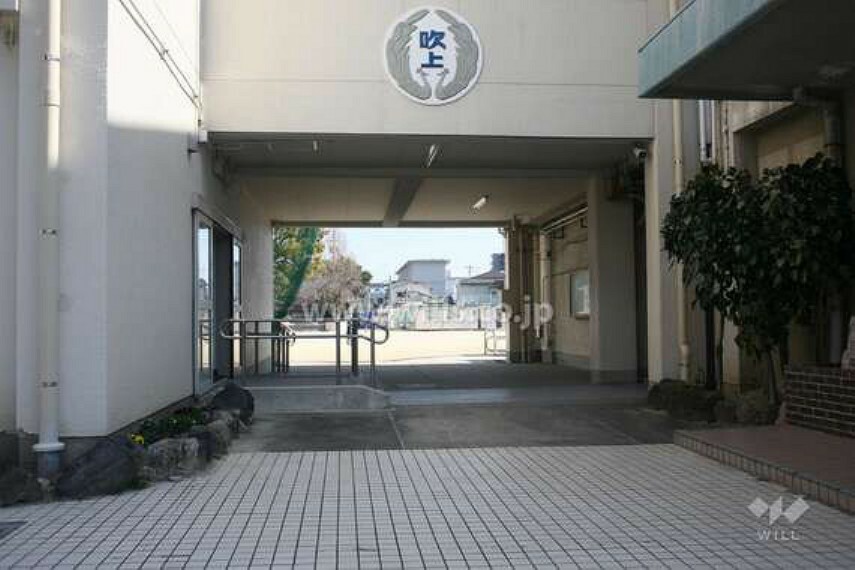 小学校 1928年（昭和3年）名古屋市立吹上尋常小学校として開校。吹上公園の南に位置し、学校周辺は一戸建てや集合住宅が立ち並ぶ住宅地。学校の門は東側に位置し、すぐ隣には吹上交番があります。