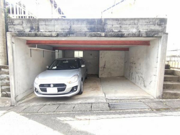 駐車場 【駐車場】堀車庫はお車の大きさによっては並列2台駐車可能です。