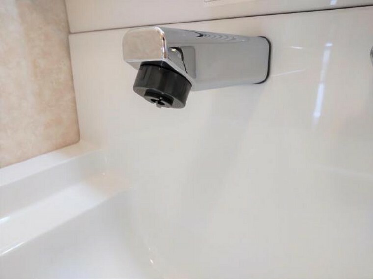 【リフォーム後写真】洗面台水栓は、伸縮するシャワーホースで水汲みやお手入れも簡単。水栓が壁面についているため、水たまりができず、汚れにくい構造です。