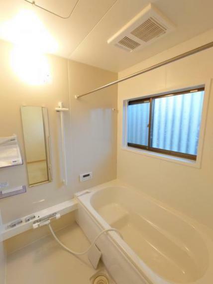 【リフォーム後写真】浴室はハウステック製の新品のユニットバスに交換しました。足を伸ばせる1坪サイズの広々とした浴槽で、1日の疲れをゆっくり癒すことができますよ。