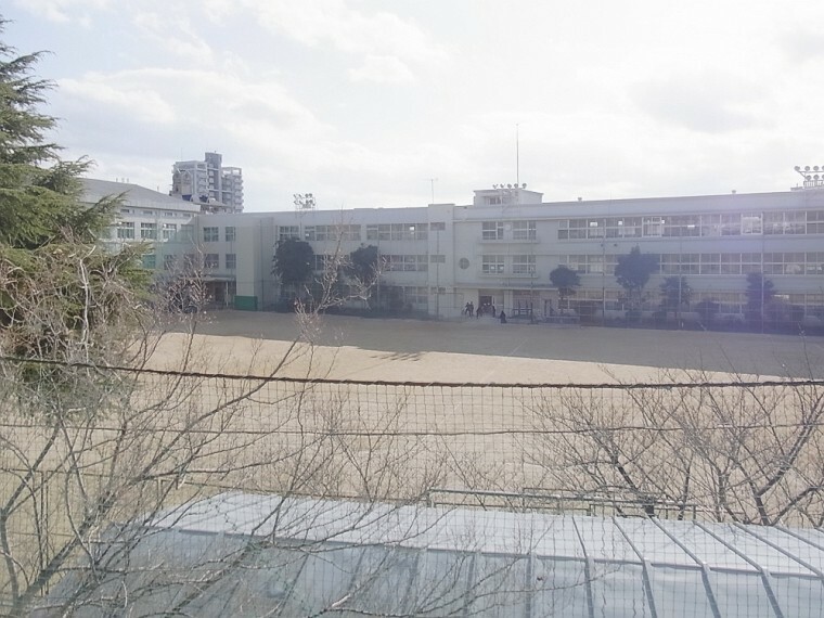 中学校 【中学校】湊川中学校まで570m