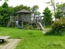 公園 村岡城址公園 小さな子供向けの滑り台や砂場などのあるスペースがあり、奥の少し高台になったところに遊具があります。