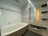 浴室 1日の疲れを癒すバスルームは、心地よいリラックスを叶える清潔感溢れる美しい空間。