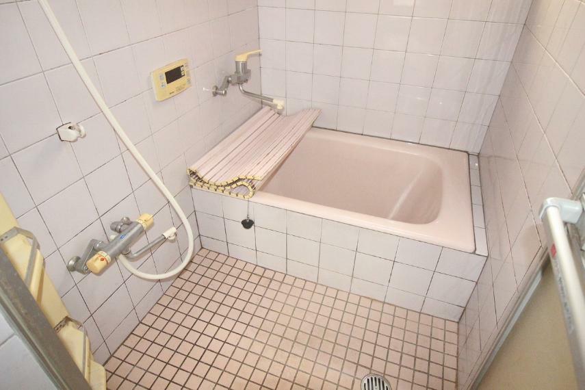 浴室 ピンクで統一されたお風呂