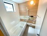 浴室 【リフォーム済】浴室はHousetec製の新品のユニットバスに交換しました。足を伸ばせる1坪サイズの広々とした浴槽で、1日の疲れをゆっくり癒すことができますよ。