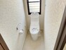 トイレ 【リフォーム済】トイレ　LIXIL製の温水洗浄便座トイレに新品交換します。壁・天井のクロス、床のクッションフロアを張り替えます。トイレ脇には棚を設置予定ですので、トイレットペーパーや小物を置くことができます。