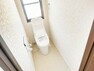 トイレ 【リフォーム済】トイレ　LIXIL製の温水洗浄便座トイレに新品交換。壁・天井のクロス、床のクッションフロアを張り替え。トイレ脇には棚を設置予定ですので、トイレットペーパーや小物を置くことができます。