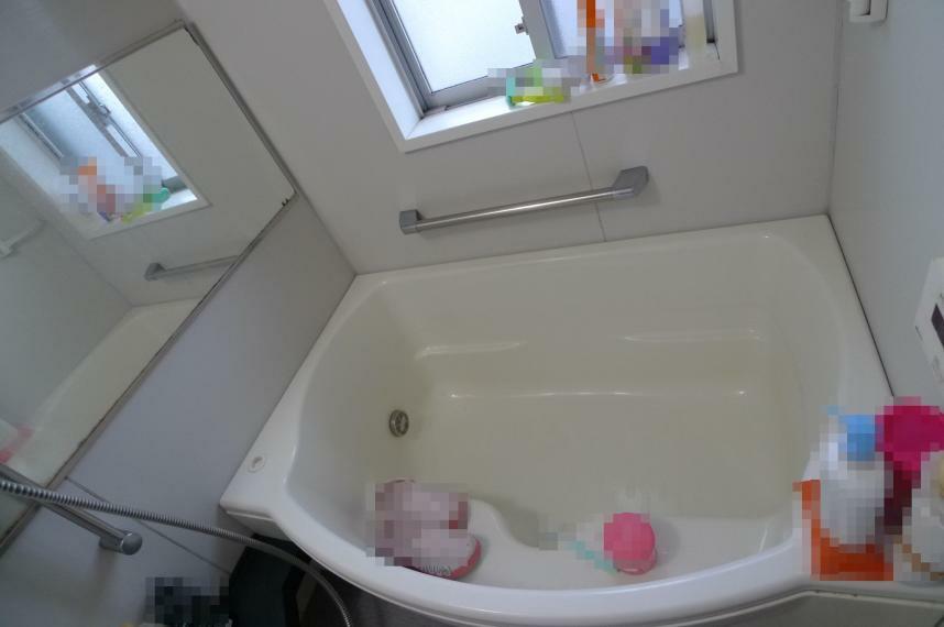 浴室 窓のある浴室です。オートバスで浴室乾燥機付きです