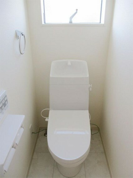同仕様写真（内観） 2階ウォッシュレット付きトイレ！明るく元気にスタンバイしています！いつでもどうぞ！