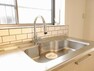 キッチン （キッチン）水栓はホースが伸びて掃除がしやすいグースネックを採用！節水にもなり家庭にも優しい水栓です！