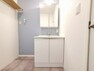 洗面化粧台 （洗面室）ブルーと白を基調にした明るく落ち着く洗面室。洗濯機置き場上部には便利な棚付き！