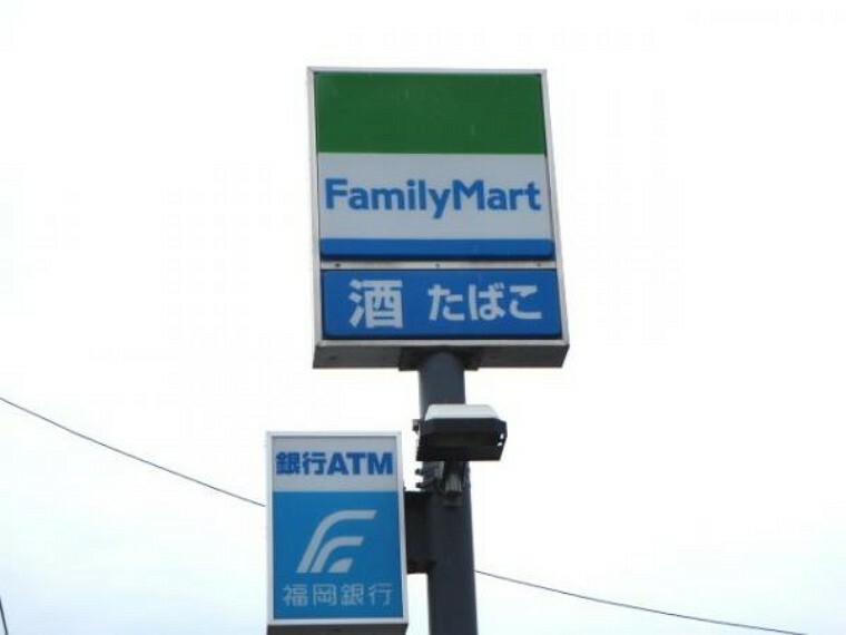 コンビニ 「ファミリーマート」松田3丁目店様まで徒歩4分（300M）です。コンビニは24時間営業なので、近くにあると便利ですよ。