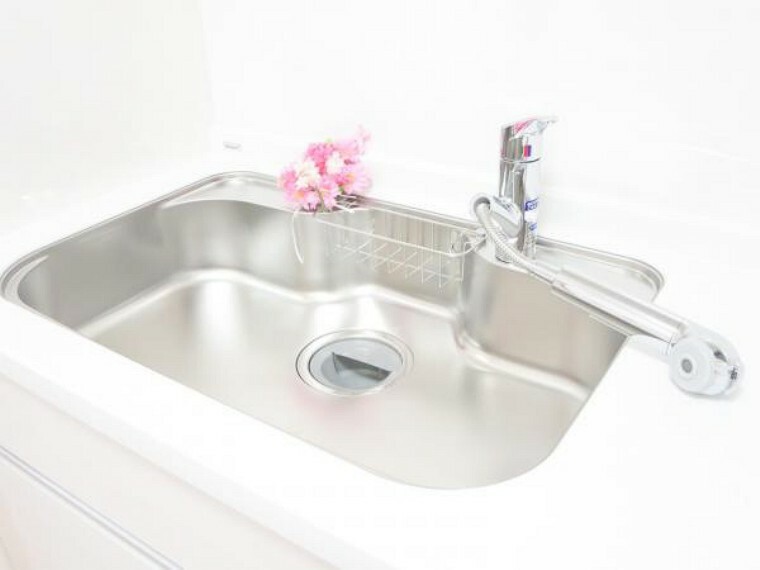 キッチン 【同仕様写真】新品ハウステック製システムキッチンの水栓金具は浄水器内蔵水栓（カートリッジ）でおいしい水をつくります。そして、浄水・原水の切り替えもワンタッチで使いやすいです。