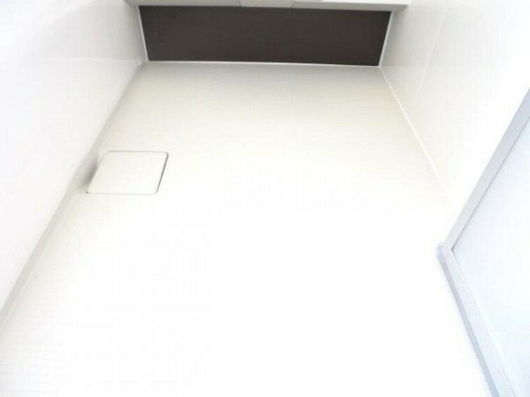 浴室 【同仕様写真】ハウステック製ユニットバスの床は、足裏に密着する微細な凹凸が、すべりにくい効果を発揮します。そして、溝が浅いので汚れも溜まりにくくお掃除も楽です。