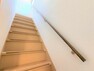 【リフォーム済】階段にはクッションフロアを上張りし、すべり止めと手すりを新設いたしました。小さいお子さんやご年配の方の昇り降りも安心ですね。