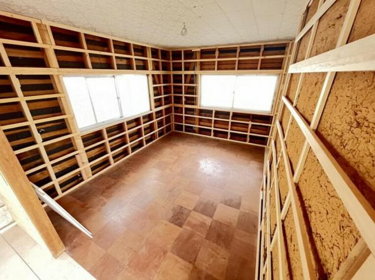 （リフォーム中写真6/12撮影）2階の約7帖洋室は天井・壁をクロス貼りにし、床材を貼替します。