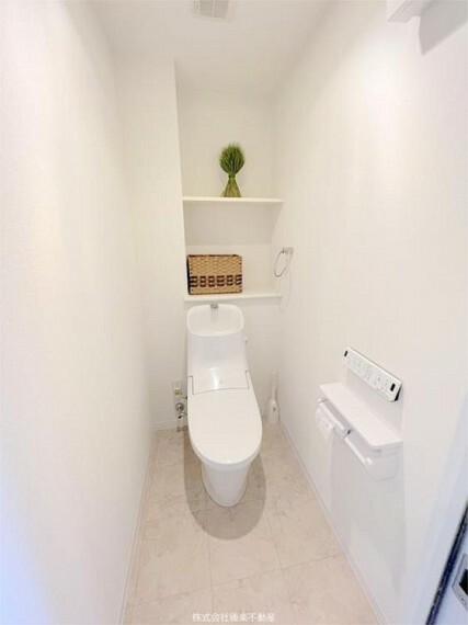 トイレ すっきりと洗練された空間のトイレ。温水洗浄便座で快適