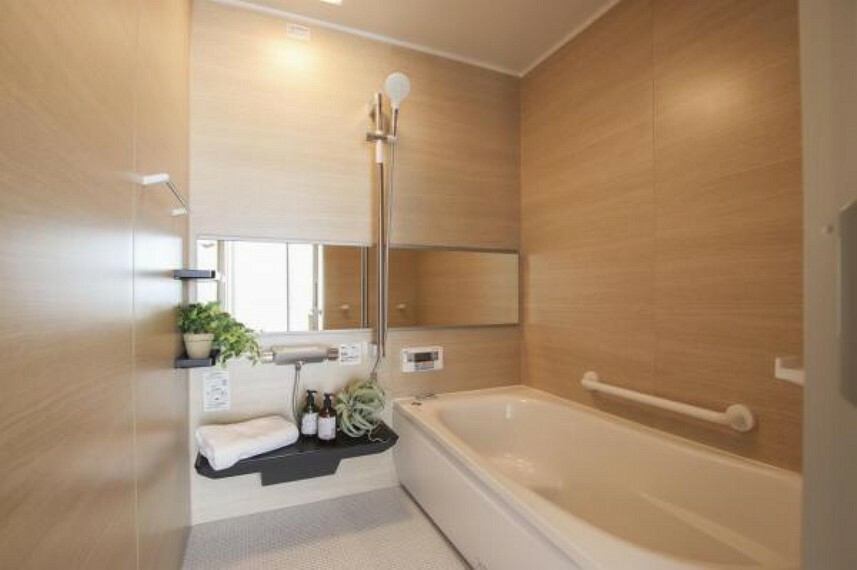 浴室 【浴室】シャンプーボトルなどを置くカウンターはフラットなデザインで、汚れが溜まりにくくお掃除も簡単です。