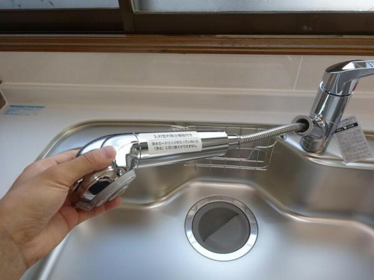 キッチン 【リフォーム済】新品に交換したキッチンの水栓金具はノズルが伸びてシンクのお手入れもラクラクです。水栓本体には浄水機能が内蔵されていて、綺麗なお水をつくります。