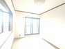 【リフォーム中】7/16撮影　2階南東側洋室です。フローリング重張り、天井と壁はクロスを張り替えます。照明は新品に交換予定。2面に窓があるので、風が抜けて気持ちが良いですね。