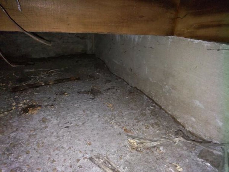 構造・工法・仕様 中古住宅の3大リスクである、雨漏り、主要構造部分の欠陥や腐食、給排水管の漏水や故障を2年間保証します。その前提で床下まで確認の上でリフォームし、シロアリの被害調査と防除工事もおこないます。