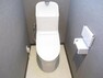 トイレ 2階にもトイレがあり、TOTO社製の新品トイレを設置しました。アクセントクロスで素敵にしています。毎日の生活を考えると、2階にトイレは嬉しいですね。