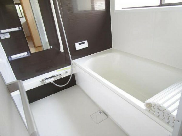 浴室 【リフォーム済】ユニットバスはハウステック製の新品に交換いたしました。足を延ばして浸かることのできる、1坪タイプです。